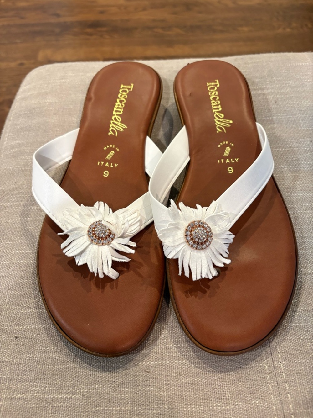 Toscanella White Floral Leather Flip-Flop Sandals